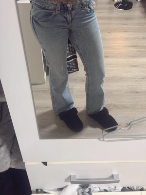 Lågmidjade Ljusblå jeans  - Säljer ett par ljusblå jeans då dom inte kommer till användning. Det är lågmidjade och är i storlek 164 men skulle säga att det är samma som xs i storleken. De är använda kankse 2 gånger så är precis som nya ( inga defekter) pris kan diskuteras