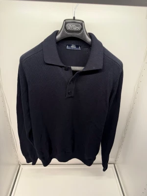 Långärmad piké MANGO - Snygg långärmad piké från mango. Nyskick. Storlek M