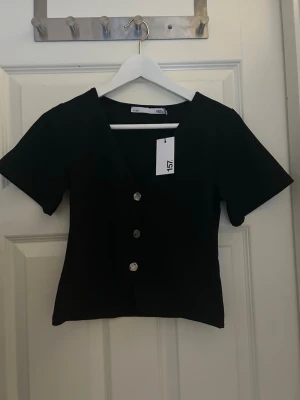 Svart kortärmad topp från 157 - Topp från lager 157 med lapen kvar helt oanvänd. Nytt pris 150kr 