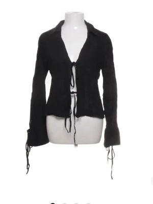 Svart linne kofta från zara - Super söt kofta som man knyter över bröstkorgen! Köpt på Sellpy men säljer pga för tight i armarna, lappen är kvar! Skriv för fler frågor eller bilder💕