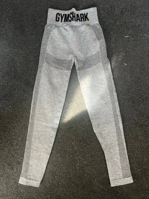 Gråa träningsbyxor från Gymshark - Använd fåtalet gånger, väldigt stretchiga 