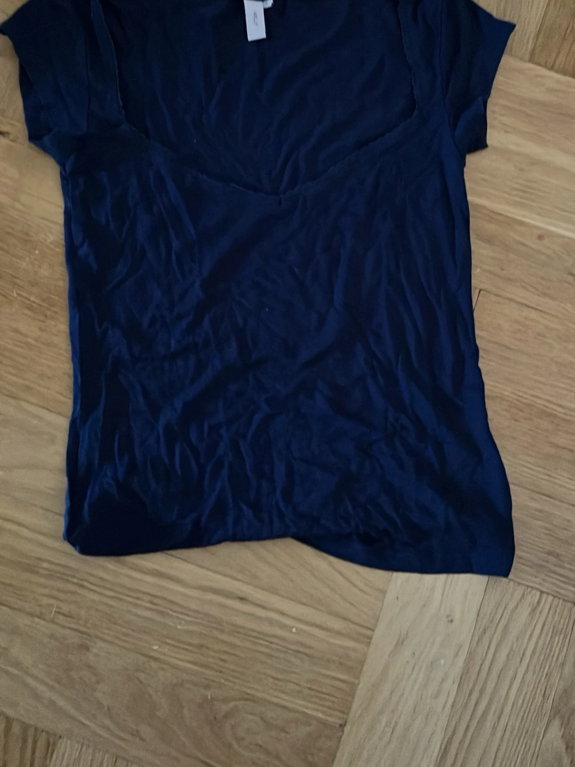 Mörkblå v-ringad topp med spets detaljer 