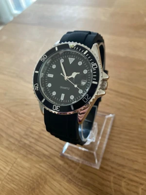 JPW Diver Quartz 42mm Herrklocka - Säljer en snygg stilren dykare från JPW i helt nytt oanvänt skick med plasten kvar. Fungerar perfekt med nytt batteri, originalarmband i gummi som passar alla, datumvisare, vattentät, roterande dykarring, japanskt urverk osv.  Nypris: 500 SEK Mitt pris: 289 SEK  Skickas alltid snabbt och spårbart. Skriv vid frågor och se gärna mina andra annonser!   GRATIS: För återkommande kunder erbjuder jag personlig experthjälp för dig att göra nya fynd (nytt & begagnat). Fråga för mer info!  Svart dykarinsp