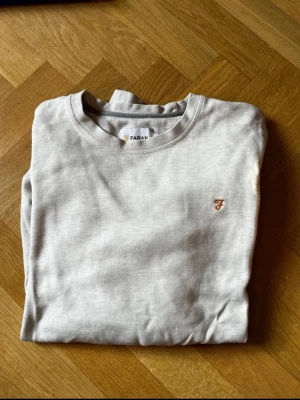 Ljusgrå sweatshirt  - En grå sweatshirt från Farah i storlek M🦋 Tyvärr är det en liten grå färgfläck på höger arm (se bild 6 & 7) som ej gått bort i tvätten. 🥲