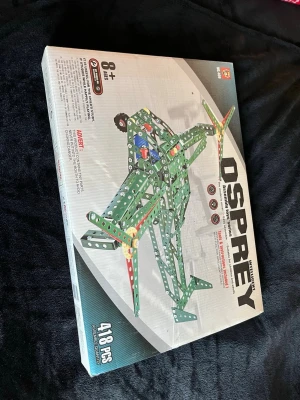 Osprey byggsats 418 delar - Byggsats Osprey från Intelligent Assembly Toys Series med 418 delar. Setet är grönt med röda och gula detaljer och passar för dig som gillar att bygga och konstruera. Rekommenderas från 8 år och uppåt. Perfekt för kreativa projekt och teknikintresserade. Alla delar ska finnas med! Men vi är ej 100% säker. Säljer även fler artiklar och liknande grejer! Har bundle rabatter! 