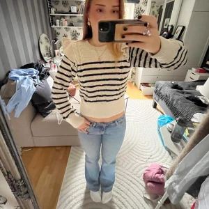 Tröja volanger - Jättefin randig tröja med detaljer vid axlarna 💕