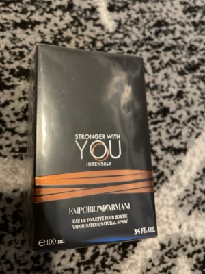 Emporio Armani Stronger With You Intense - Emporio Armani Stronger With You Intensely är en herrparfym i en elegant svart förpackning med kopparfärgade detaljer. Flaskan rymmer 100 ml eau de toilette och har en modern, stilren design som passar dig som gillar exklusiva dofter.