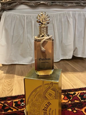 Ophidian Mango Bliss parfym - Ophidian Mango Bliss 100ml. Endast testad och har tyvärr inte blivit använd, kartongen har fått några få smällar som knappt syns. Kryddiga hintar av magi, sötma, nästan lite rökelse!✨🔮Parfymens egen beskrivning: Top notes: mango, ginger, red berries, lemon. Middle notes: coumarin, woody notes, jasmine. Base notes: oud, amber, cypriot oil, musk. 