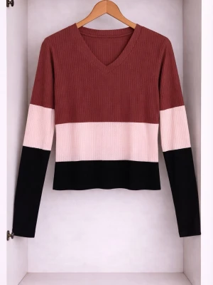 Randig tröja med V-ringning - Säljer en ribbad långärmad tröja med breda blockränder i vinrött, ljusrosa och svart. Tröjan har V-ringning och är gjord i ett mjukt, stretchigt material som sitter snyggt på kroppen. Perfekt för dig som gillar stilrena färgkombinationer.