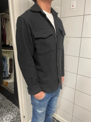 Jack n jones overshirt - Säljer nu denna sjukt feta overshirt ifrån Jack n Jones. Storlek XS men passar som S. Modellen på bilden är 178cm. Jätte bra skick. Hör av er vid funderingar!😁🙌