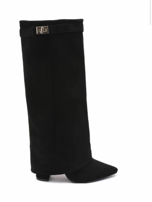 trendiga stövlar - säljer dessa supersnygga stövlar från Bynicci. Använda en gång så mycket bra skick! Storlek 40. 10cm klack.