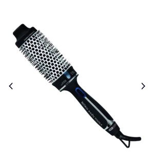 Svart rundborste från Björn Axén 38 mm - Professionell svart rundborste med  joniseringsfunktion för att minska friss. Ergonomiskt handtag för bekväm styling och en sladd med roterande fäste för enkel användning. Perfekt för att skapa volym och lockar.