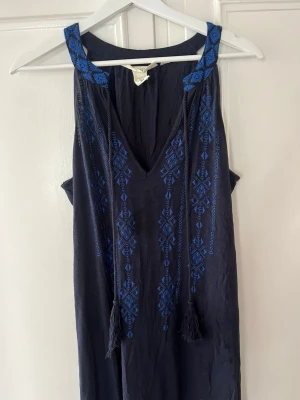 Lång klänning  - Mycket sparsamt använd, så i nyskick. Storlek M 