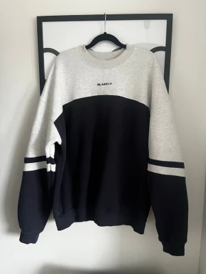 Blakely clothing Sweatshirt  - Varm och go sweatshirt från Blakely i strl L. Använd och tvättad 2ggr. Tyvärr lite för stor för mig. 