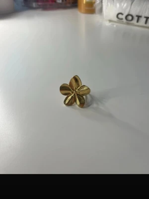 Guldig blomring - Helt oanvänd. Justerbar! 