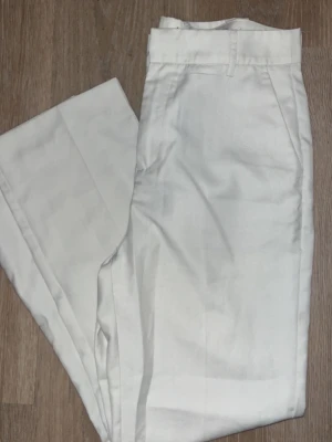 Byxor - 💭Vita byxor från gina i storlek 34💗💫