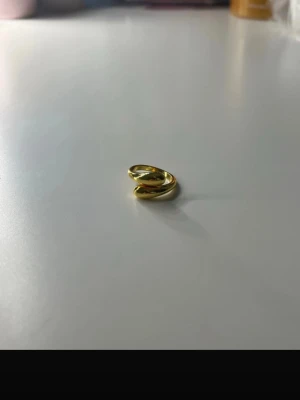Guld stockholmstil ring - Helt oanvänd. Justerbar! 