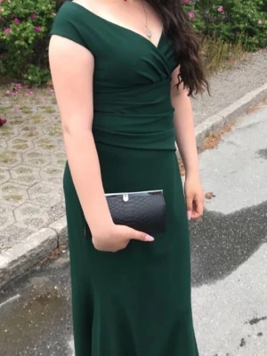 Grön långklänning från Goddiva - Köptes för 1300, använd  1 gång, pris kan diskuteras vid snabb affär, skriv för fler bilder.
