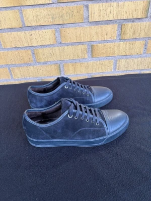 Lanvin navy - Säljer ett par lanvin i navy färg i väldigt bra skick. Självklart äkta men box medföljs ej. Storlek 42 men är stor i storleken. Bara höra av dig vid frågor! 