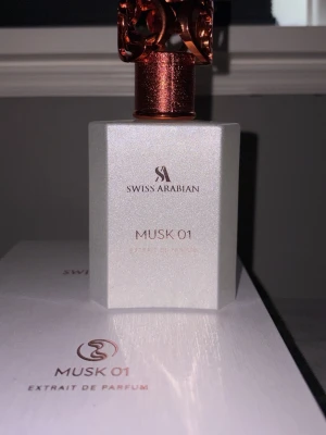 Swiss Arabian Musk 01 Extrait de Parfum 50 ml - Säljer min Swiss Arabian Musk 01. Väldigt fin fräsch sommar doft och ganska unik. Är som ny nästan sprejat kanske max 10 gånger, passar inte mig tyvärr men luktar riktigt gott 