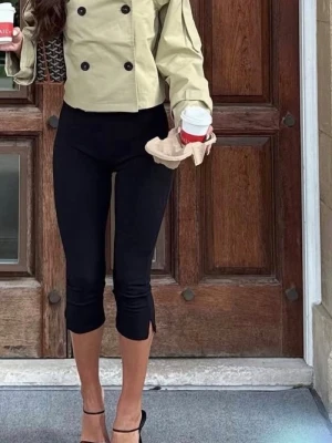 Svarta capribyxor från NA-KD - Svarta Capribyxor som aldrig är använda i storlek XS. Byxorna är från Zara. 