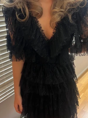 Malina Sky-minidress - Svart och tidlös Sky miniklänning från Malina. Använd en gång men inga tecken på slitage☺️ originalpris för klänningen är €295 så i svenska kronor 3 197💛