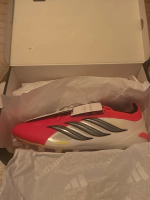 Adidas Predator Elite FT AG - Säljer mina helt sprillans Adidas fotbollsskor. Tyvärr för små för mig så vill gärna sälja de! Som sagt inte använda en enda gång. (Konstgräsdobbar)