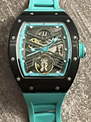 Automat klocka i turkos färg  - Fick denna klocka som gåva, extremt fin och sitter perfekt. Den fångar lätt omgivningens blick på grund av dess fina färg. Nu väljer jag att sälja den vidare. Tveka inte att skickat ett meddelande vid intresse och frågor! 😃