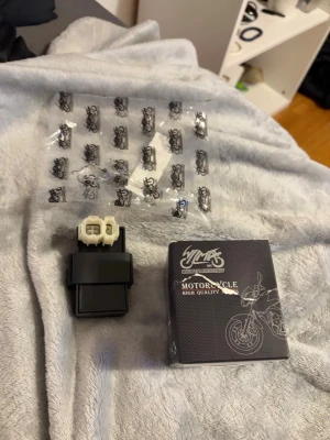 CDI box AC ostrypt 2-takt moped - Säljer en svart CDI box AC ostrypt för 2-takts mopeder, passar bland annat CPI, Generic, KSR Moto, Keeway, Vento och Viarelli. Kommer med originalförpackning och kontaktstycke. Perfekt för dig som vill ha bättre prestanda på mopeden.