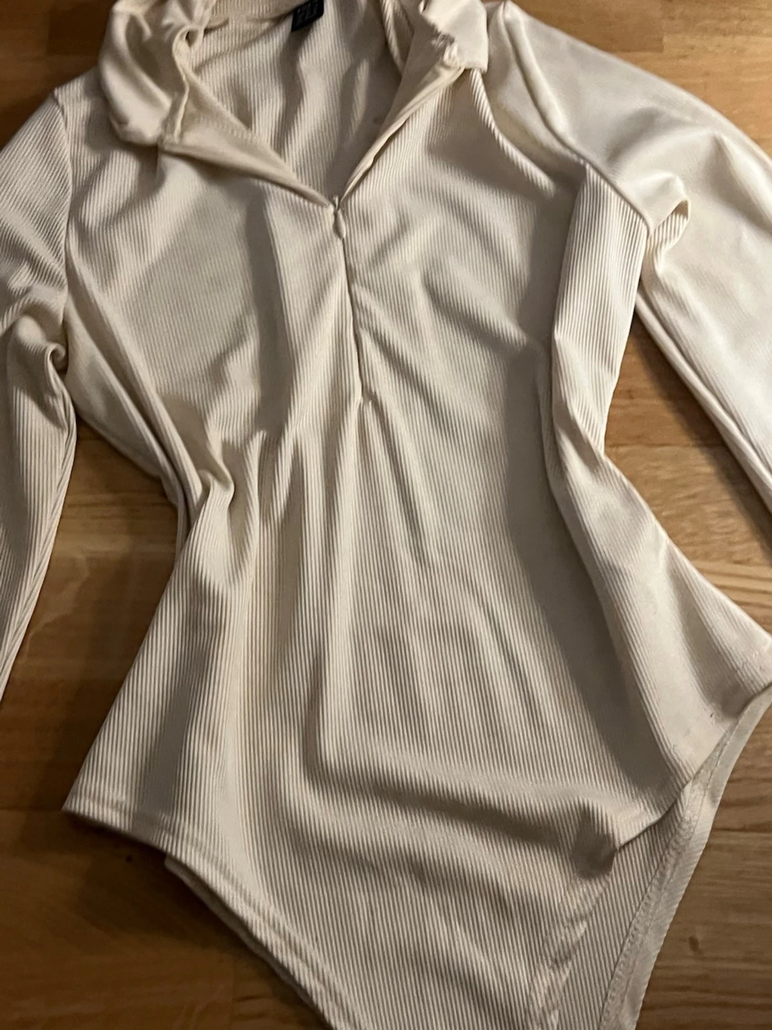 Ribbad beige body med dragkedja - 1