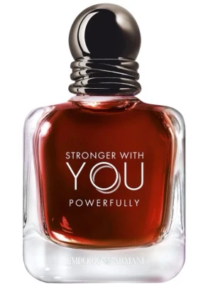 Stronger With You Powerfully parfym - En elegant parfym från Emporio Armani med djup bärnstensfärgad vätska i en stilren, fyrkantig glasflaska. Flaskan har rundade kanter och en metallisk, mörk kork med dekorativa ringar. Texten på flaskan är vit och modern.