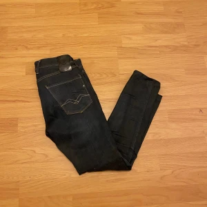 Replay Anbass jeans  - Säljer nu dessa super feta replay anbass jeans. Skick som nya använda fåtal gånger. Storlek 29/32. Vid fundering är de bara att kontakta 