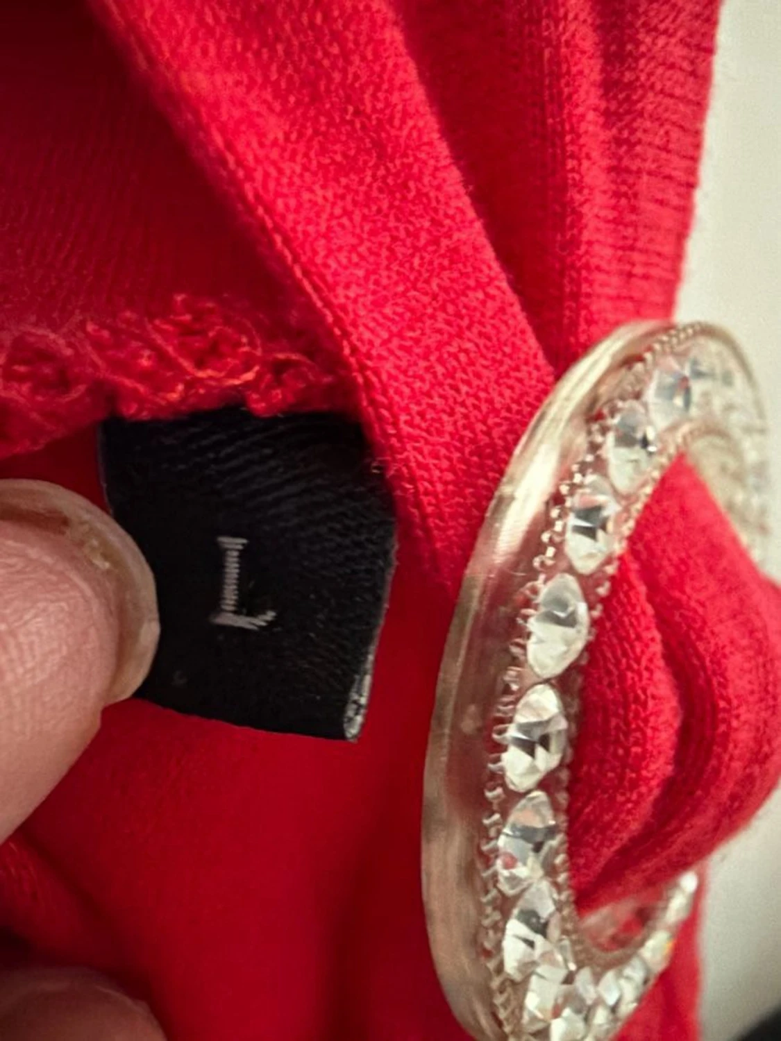 Röd linnetopp med dekorativ brosch - 3