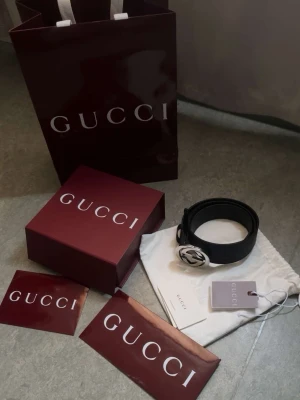 Gucci bälte - Äkta svart Gucci bälte!                                          Liten vit repa på baksidan som ni ser på sissta bilden. Boxen tillkommer inte.