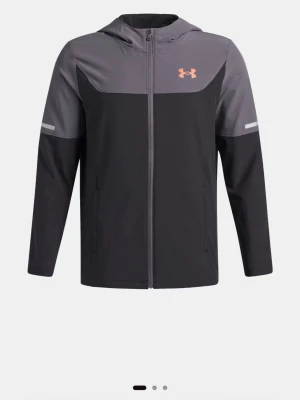 Under Armour svart/grå vindjacka LÄS BION - Jag råka köpa två st och nu mst ja sälja den andra om du undrar helt äkta ja kan shicka med kvitto o allt sånt. Och bevis med mail kvito. Jag vet inte vilken storlek den va M eller L barnstorlek men hör av dig om due en av dessa storlek ja kan svara. M= typ 45kg 160cm L=typ 55kg 175cm passar det.