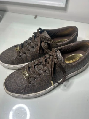 Micheal Kors skor - Bruna Micheal Kors skor i strl 38, använd att fåtal gånger.