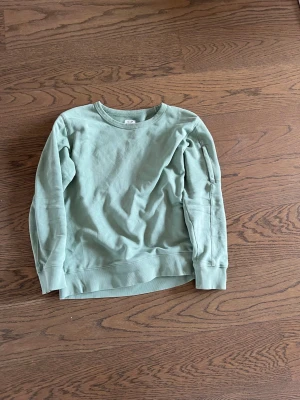 En ljus grön cp company - Tja säljer en cp company sweatshirt då den har blivit för liten. Fraktar samma dag som beställningen. Pris sänks vid snabb och smidig affär 