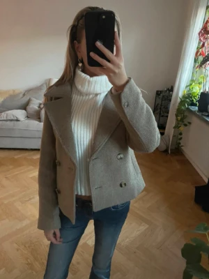 Beige kappa - Säljer en snygg kort beige kappa.  Nypris 499 knappt använd! 💗🥰 storlek xs men passar mig som har xs