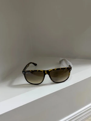 Rayban boyfriend solglasögon  - Sprillans nya raybans! Bästa investeringen passar till alla årstider! Modell: 4147 710/51! Storlek:60! Vid minsta fundering kontakta oss✔️