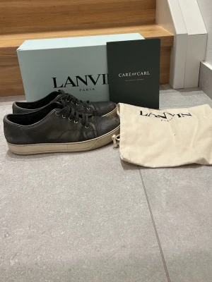 Lanvin skor  - Riktigt snygga lanvin cap toe skor. Allt original medföljer alltså kvitto, box och skopåse.        Storleken är 8 som motsvarar 43-44