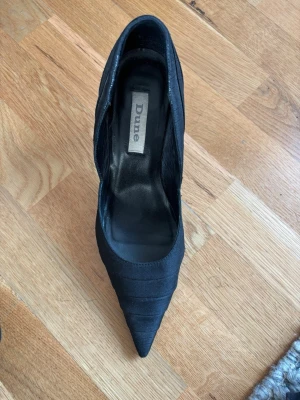 Svarta pumps med spetsig tå från Dune - Säljer mina jättefina svarta spetsiga klackar