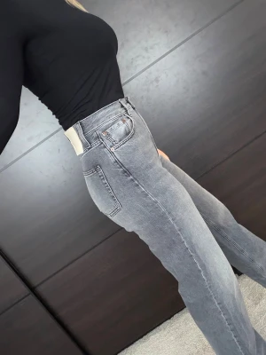 Grå  raka jeans från Dagmar 28/34 - Snygga grå jeans från Dagmar i rak modell.  Vit stor Dagmar märke baksidan, hög midja. Superfina jeans! Nypris över 2000 kr