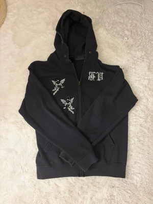 Svart hoodie  - Säljer denna svarta hoddien från BVALDI, hyfsat använd men fortfarande bra skick. Strl S. Nypris är 1099