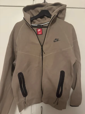 Beige Nike tech hoodie  - Beige Nike Tech hoodie i väldigt skönt material.