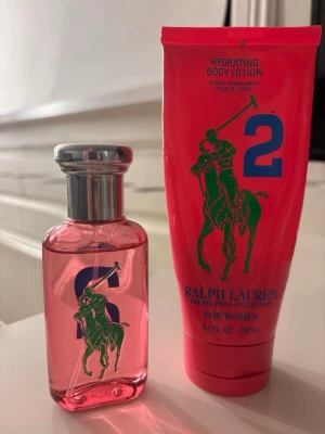 Ralph Lauren Big Pony 2 parfymset - En Ralph lauren parfym och ett matchande Bodylotion, parfymen är knappt använd men krämen är lite mer använd, kollar man noga ser man ungefär hur mycket det är kvar i förpackningen 
