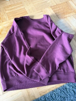  sweatshirt utan huva - Bara provat! Kolla gärna in min profil om det är något mer du vill köpa!🩷Ser lila ut men är vinröd