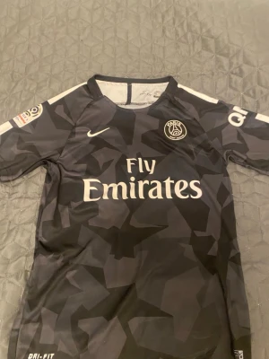 PSG fotbollströja - Säljer en fin psg tröja med Neymar Jr på ryggen i storlek xs/164 