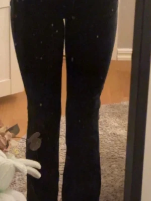 Svart flared jeans - Snygga svarta jeans med bootcut-modell och klassisk femficksdesign från Gina. Jeansen har en låg midja och flared ben. Perfekta för en trendig och avslappnad look.