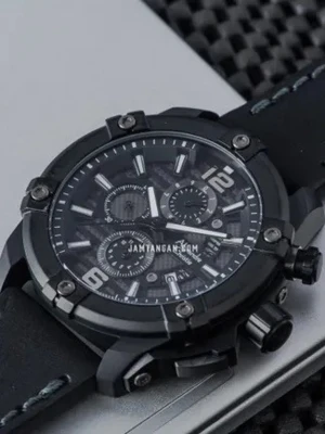 Svart chronograph herrklocka - Säljer en snygg svart herrklocka från Curren med robust design och chronograph-funktion. Klockan har en rund urtavla med flera små visare och datumvisning. Armbandet är svart och har detaljerad söm. Perfekt för dig som gillar stilrena accessoarer.