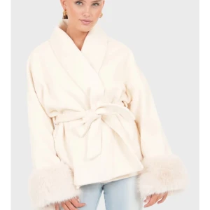 Vit kappa Penny från Meet Me There x Filippa - Jättesnygg kappa Penny från Meet Me There x Filippa, med fluff vid ärmsluten. Helt ny i storlek XXS/XS🩷lapp kvar på! Nypris 1200